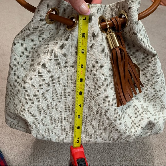 Michael Kors Signature Ring Tote East West Vanilla / Brown Leather Shoulder Bag - Picture 8 of 15